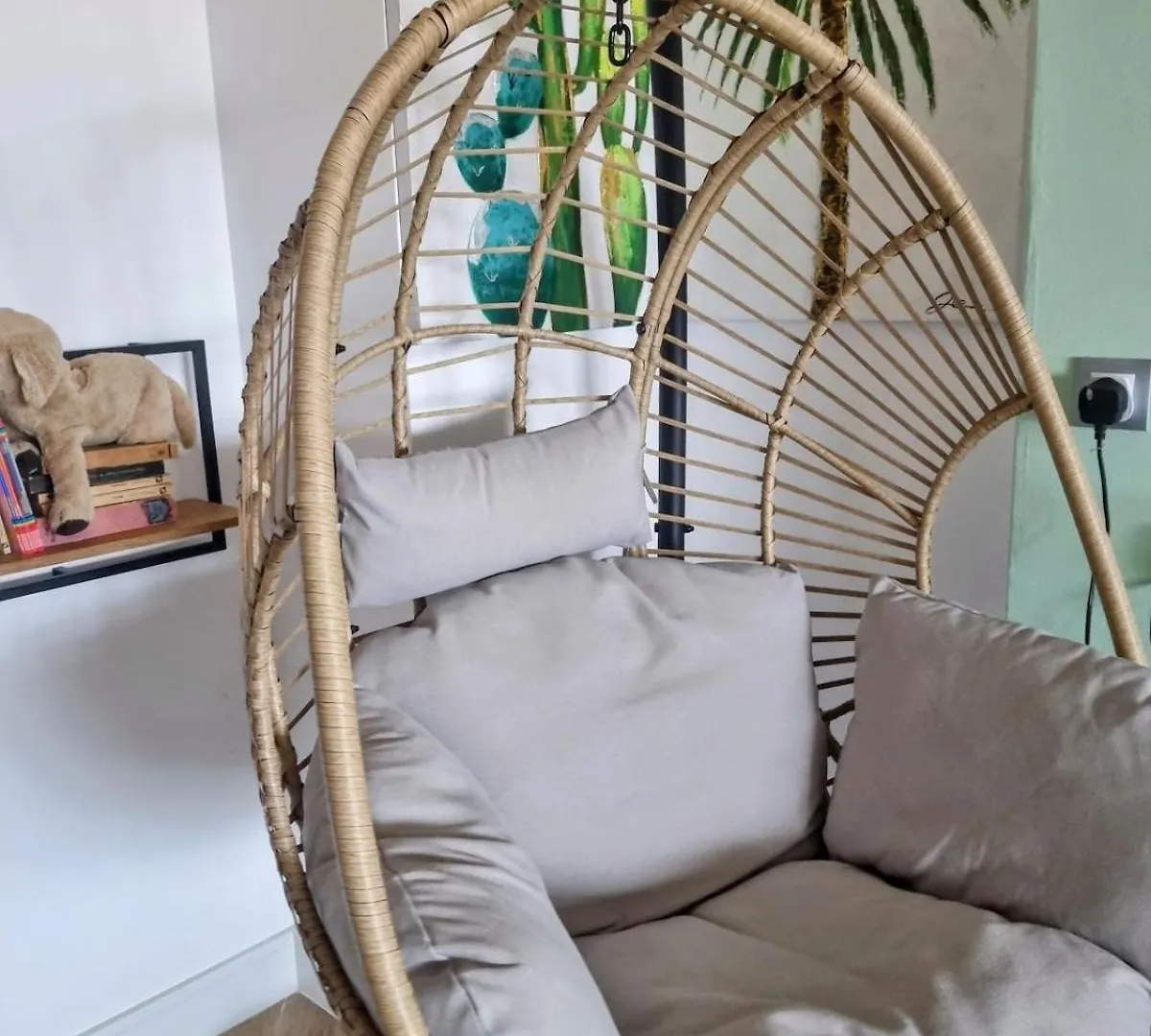 Lovley 2 Bed Apartment With A Sea View ! location